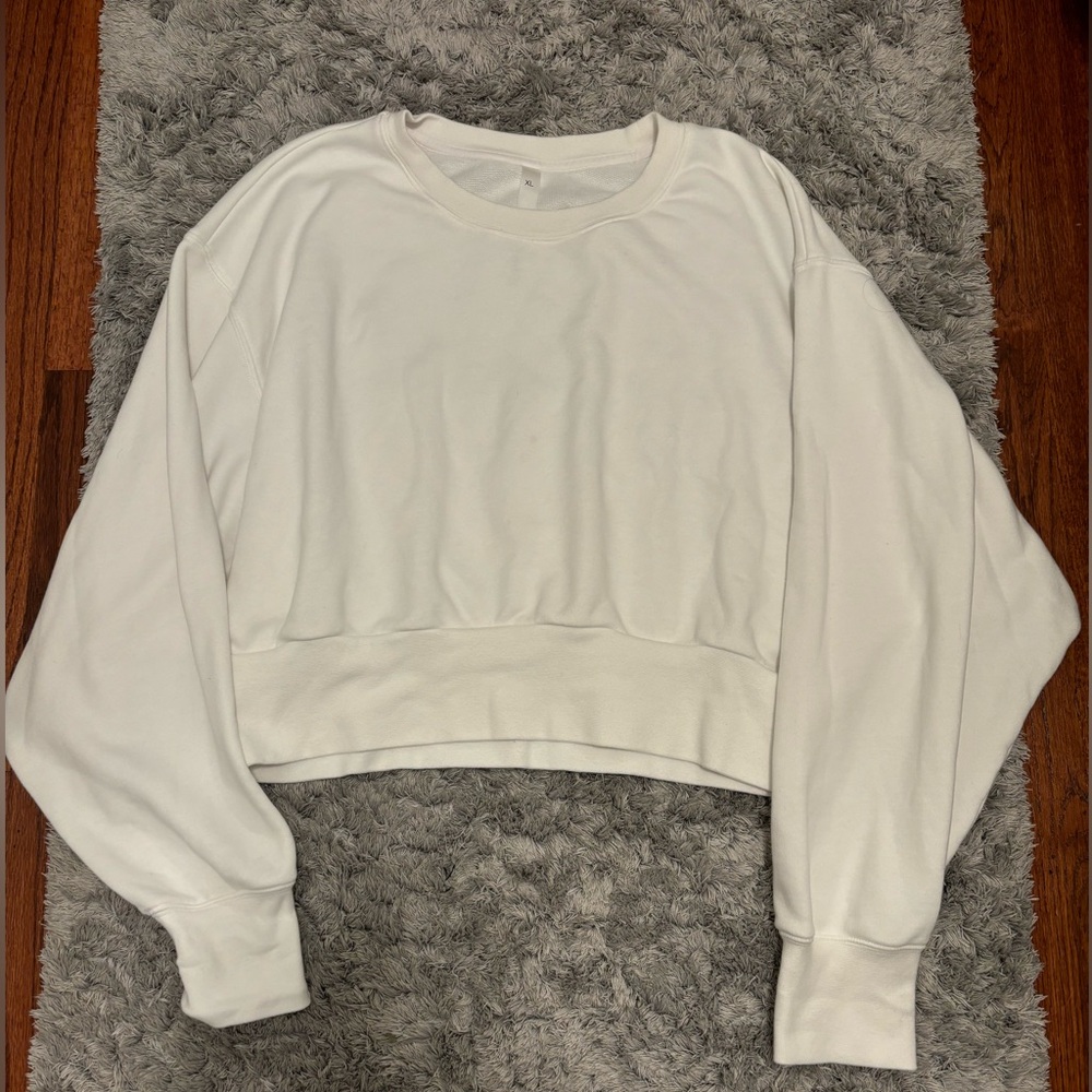 Aritzia white cropped crewneck. Fits small. (Size xl)